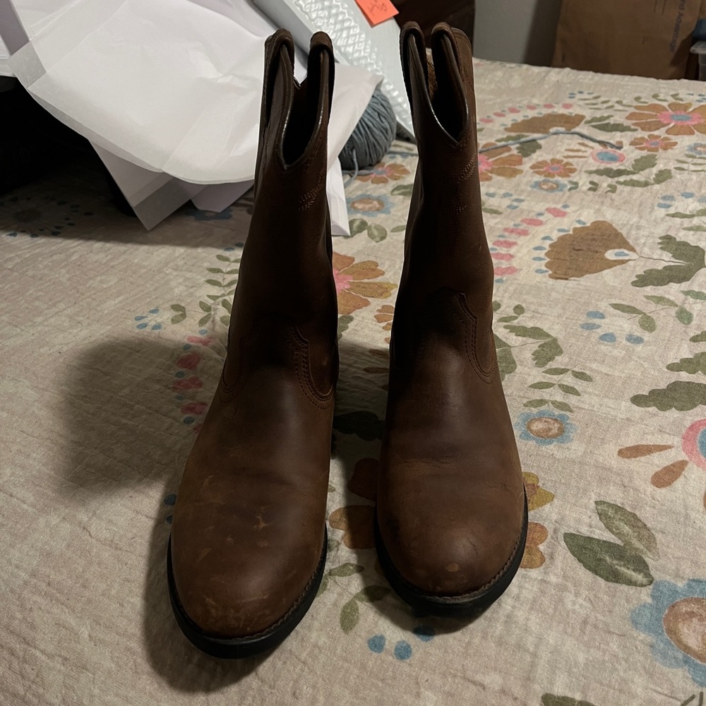 Ladies Size 7C Ariat Boots Nearly New